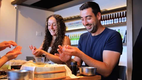 Partecipanti durante il corso di sushi Klook a Osaka